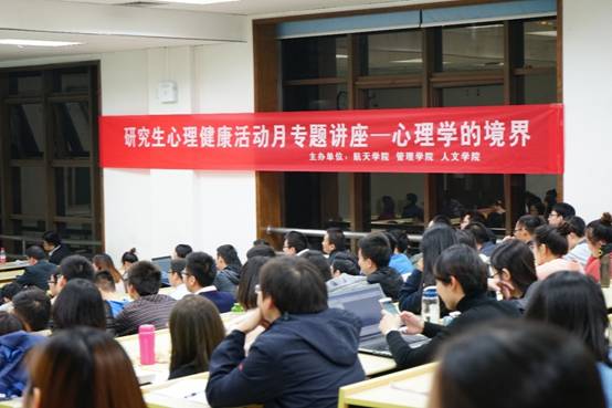 图片包含 人员, 建筑物, 人物, 红色已生成极高可信度的说明